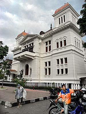 'Bank Indonesia in Yogyakarta' by Asienreisender